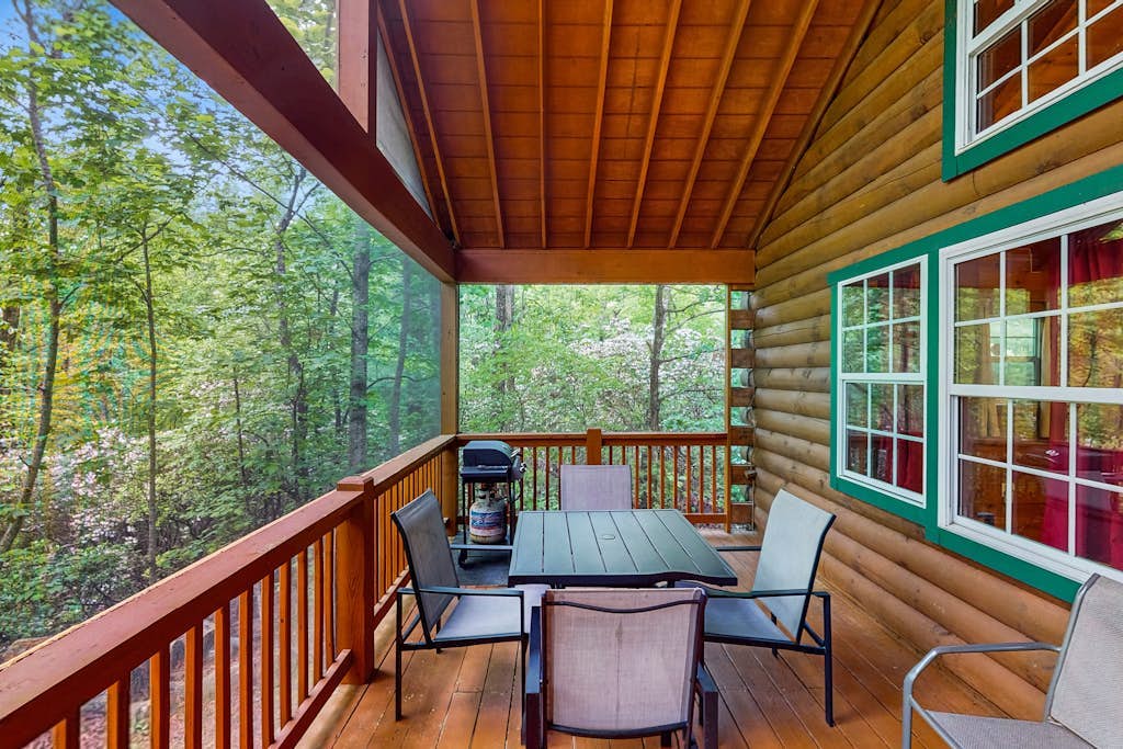 Spacious Mountain Cabin with  Deck, Hot Tub & WiFi - Dogs OK