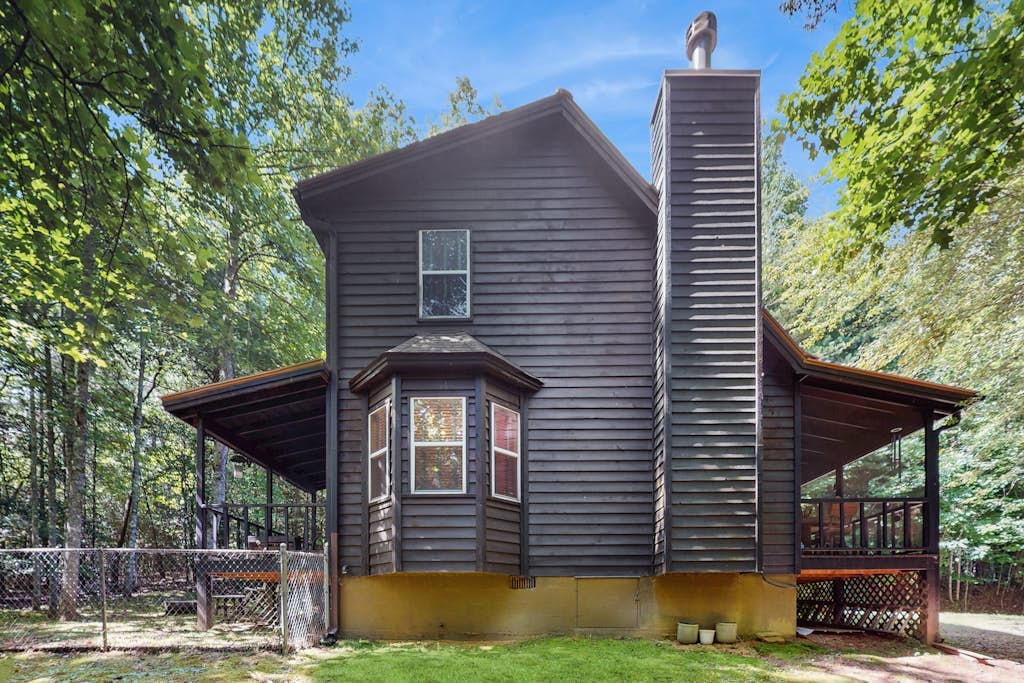 Dog-Friendly Cabin W/ Lofted Layout, Enclosed Yard, High-Speed WiFi, & Firepit