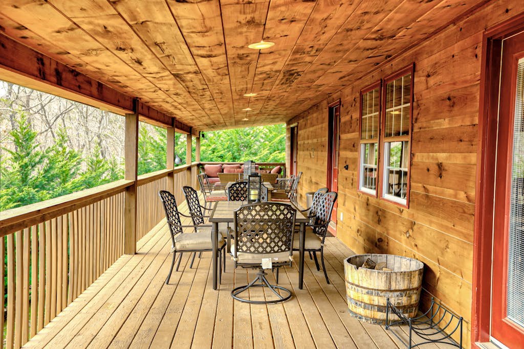 Huge mountain cabin with deck, hot tub,  WiFi, and view - dogs OK