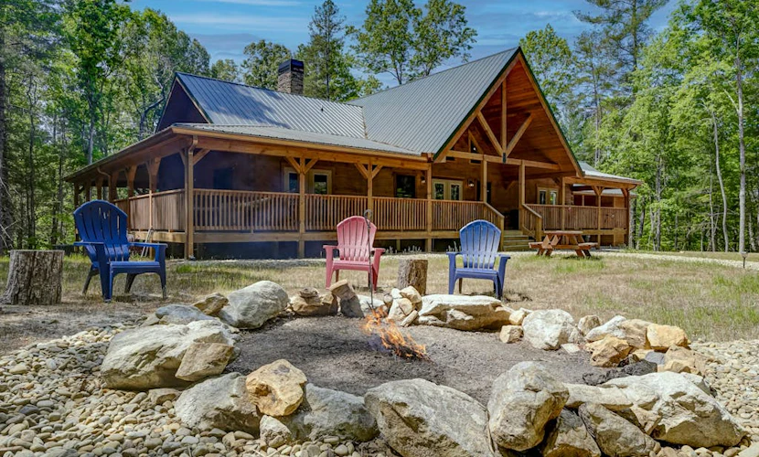 Secluded home with wraparound deck, fireplaces, firepit & washer/dryer