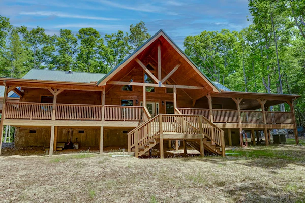 Secluded home with wraparound deck, fireplaces, firepit & washer/dryer