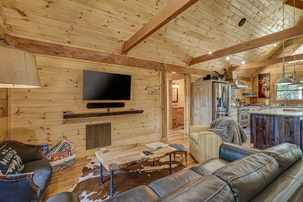 Secluded home with wraparound deck, fireplaces, firepit & washer/dryer
