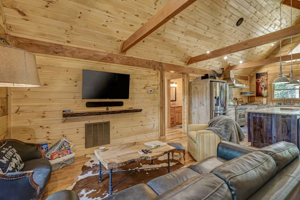 Secluded home with wraparound deck, fireplaces, firepit & washer/dryer