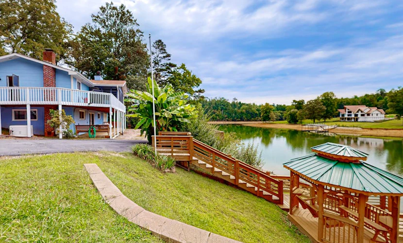 Lakefront home with dock, deck, gazebo, pool table & amazing views