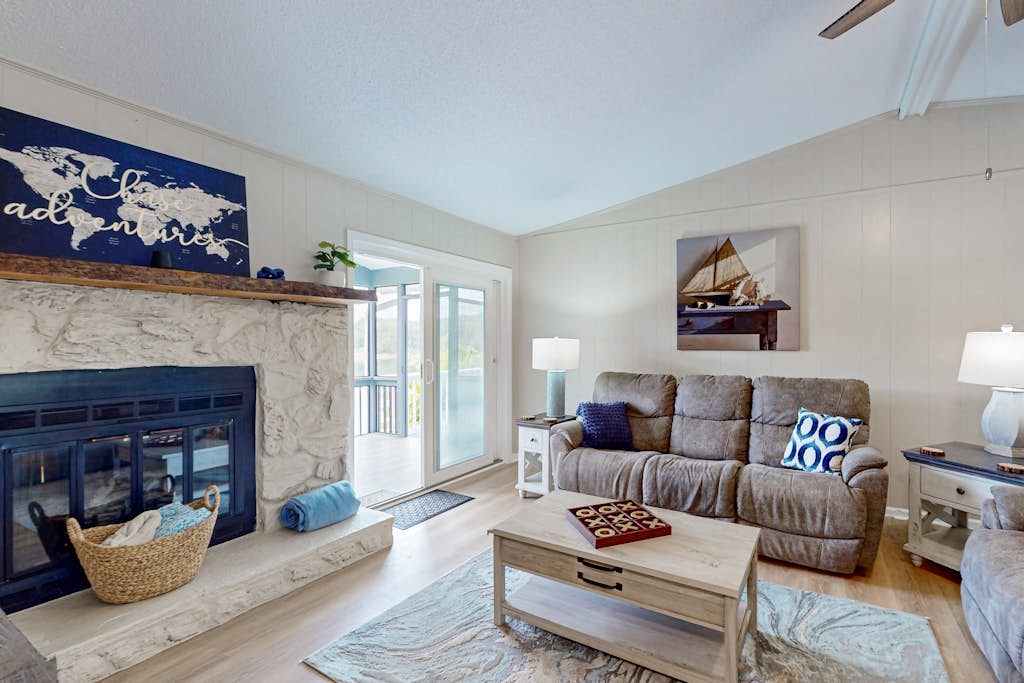 Lakefront home with dock, deck, gazebo, pool table & amazing views