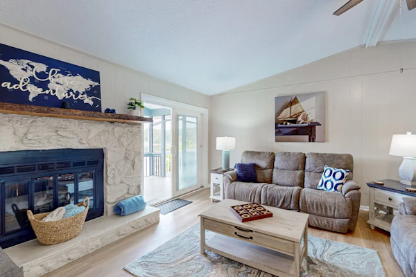 Lakefront home with dock, deck, gazebo, pool table & amazing views