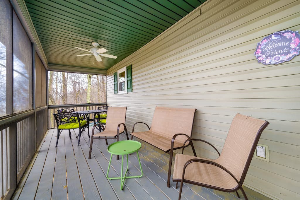 Dog-friendly, mountain-view retreat with a grill, deck, washer/dryer, & AC