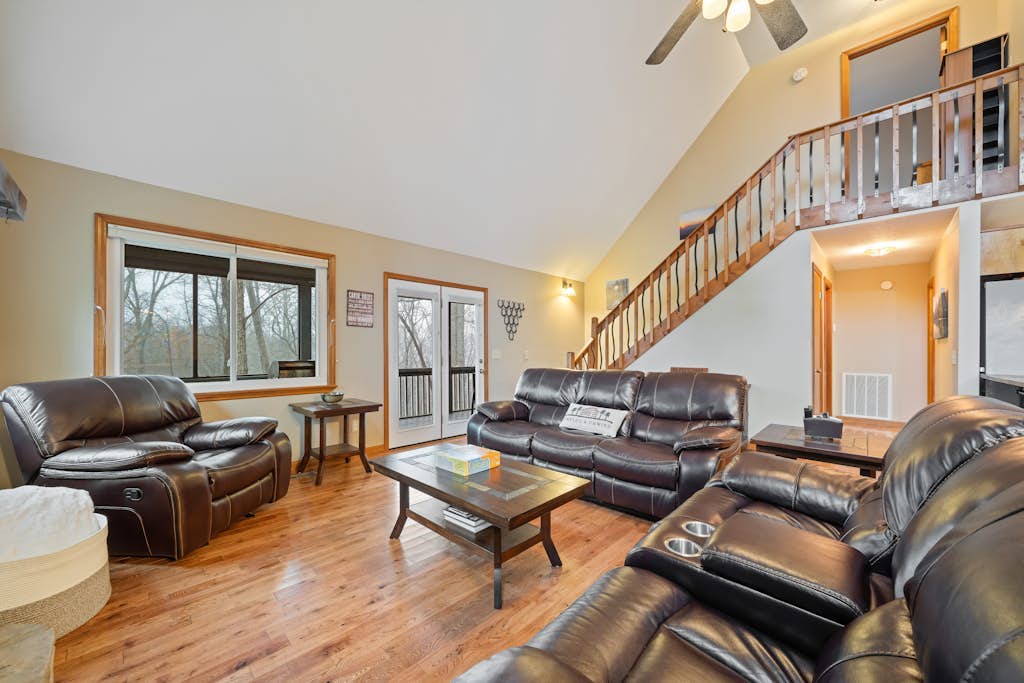 Dog-friendly, mountain-view retreat with a grill, deck, washer/dryer, & AC