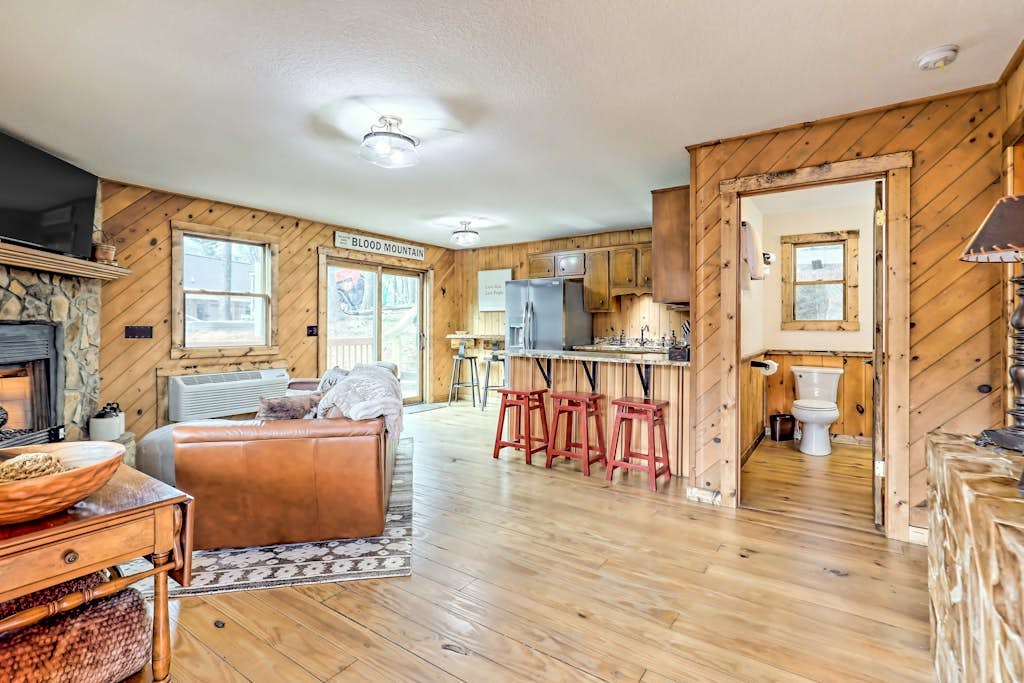The Classic | Forest cabin with wraparound deck, fireplace & great location