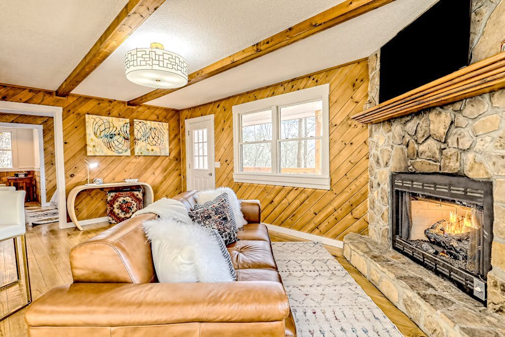 The Retro | Forest cabin in Blairsville with fireplace, deck & great location
