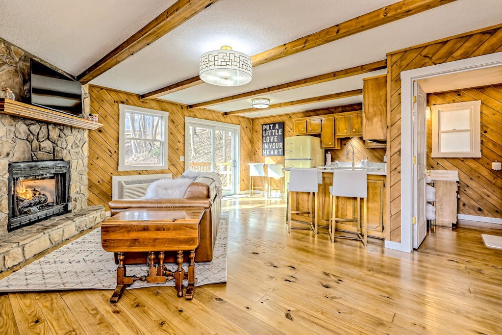 The Retro | Forest cabin in Blairsville with fireplace, deck & great location