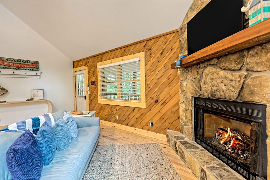 Charming, single-level cabin with a gas fireplace plus forest & mountain view