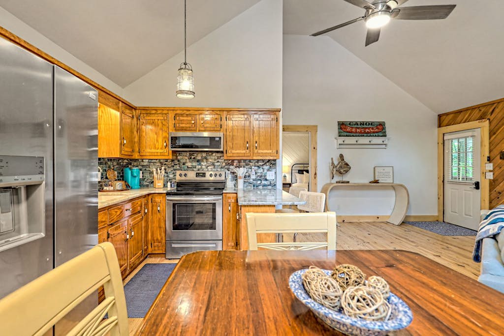 Charming, single-level cabin with a gas fireplace plus forest & mountain view
