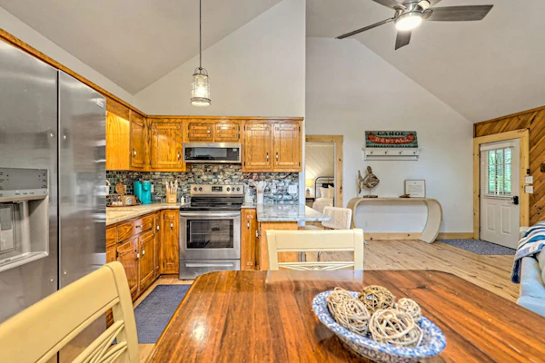 Charming, single-level cabin with a gas fireplace plus forest & mountain view