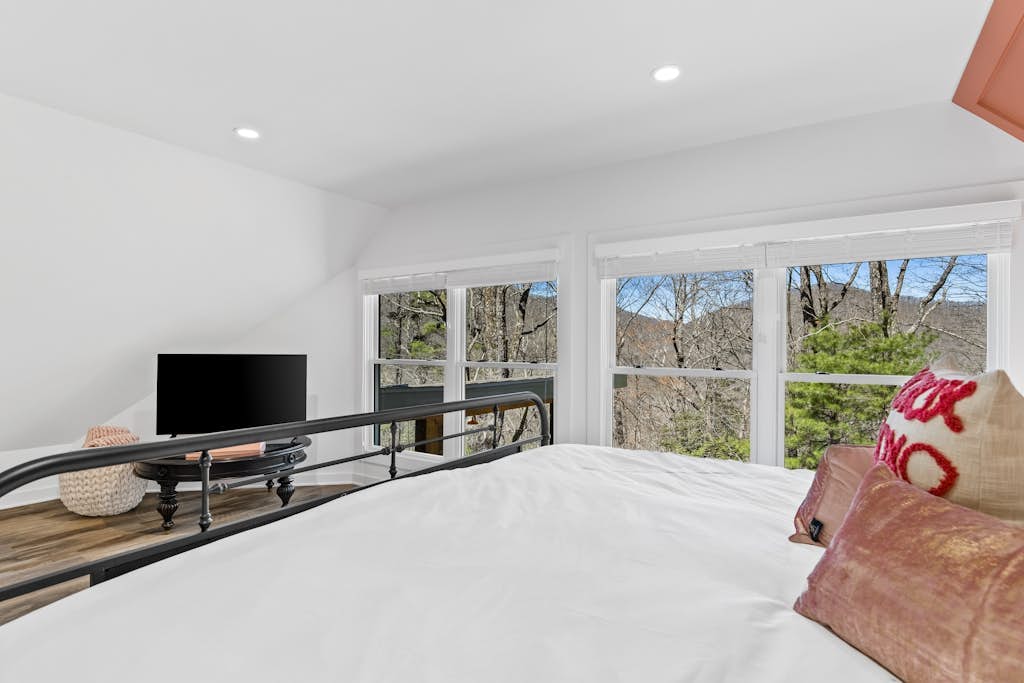 Third-floor mountain view suite with deck, game room, & firepits