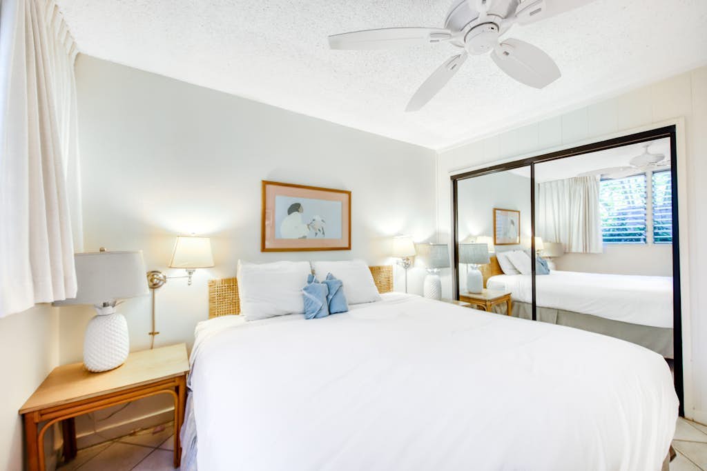 Ground-floor, tropical-themed condo with full Kitchen & furnished patio