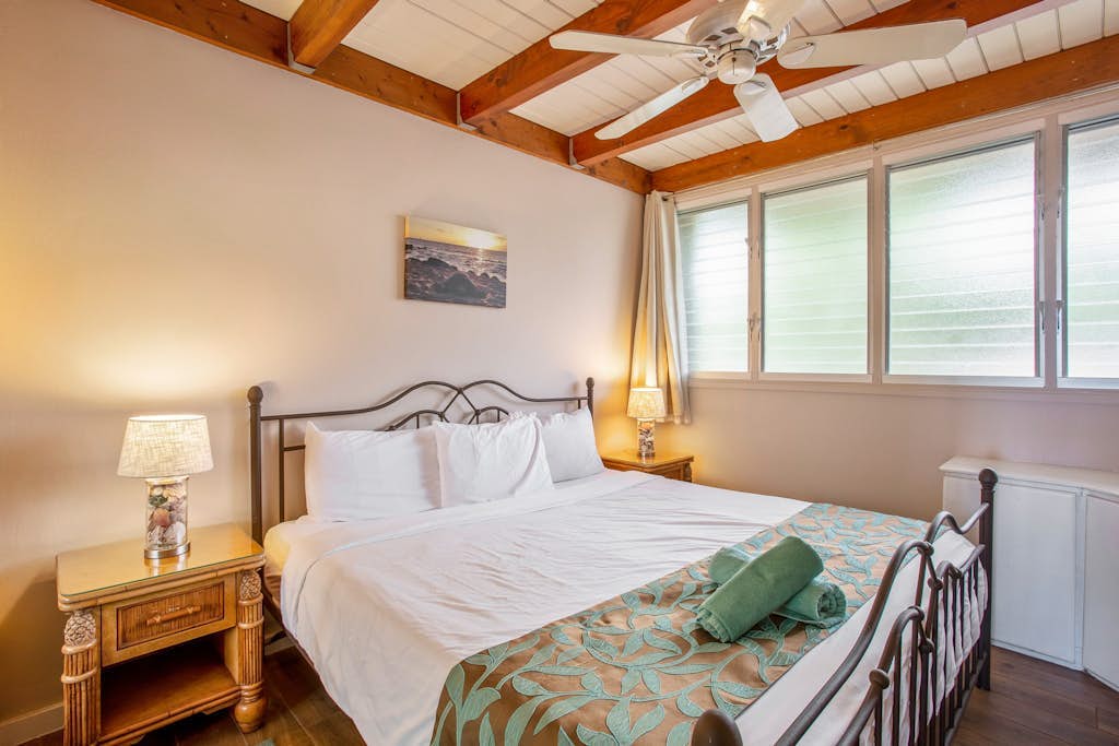 Lovely oceanfront getaway with fast WiFi, pool, AC, and ocean views