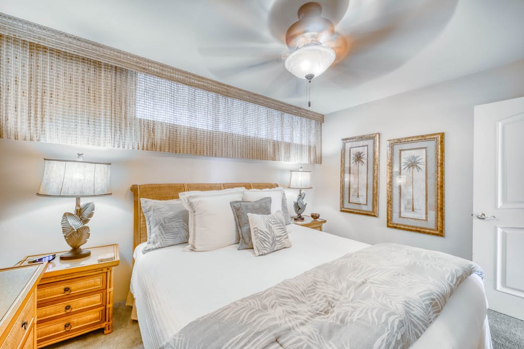 Third-floor condo w/partial ocean views/shared outdoor pool/gas grill/pool spa