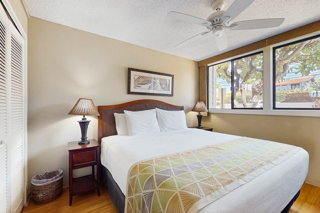 Ground-floor beach getaway with a full kitchen & a furnished patio