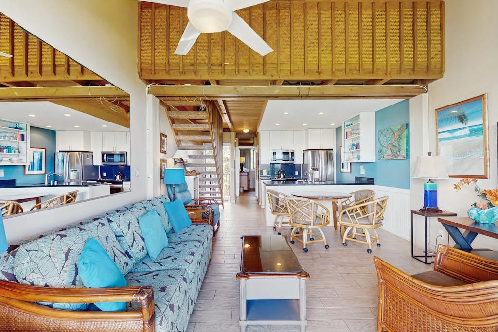 Oceanfront second-floor condo with pool, water view & high-speed WiFi