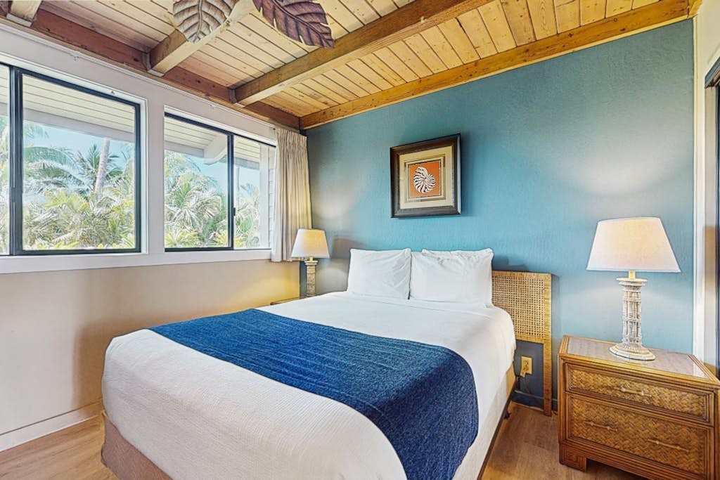 Oceanfront second-floor condo with pool, water view & high-speed WiFi