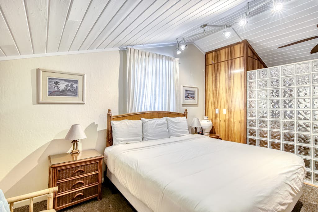 Oceanfront condo with pool, high-speed WiFi, & views of Lana'i & ocean