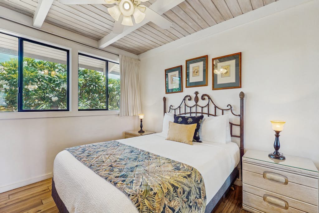Two-story, oceanfront condo with pool, water views, A/C & balcony