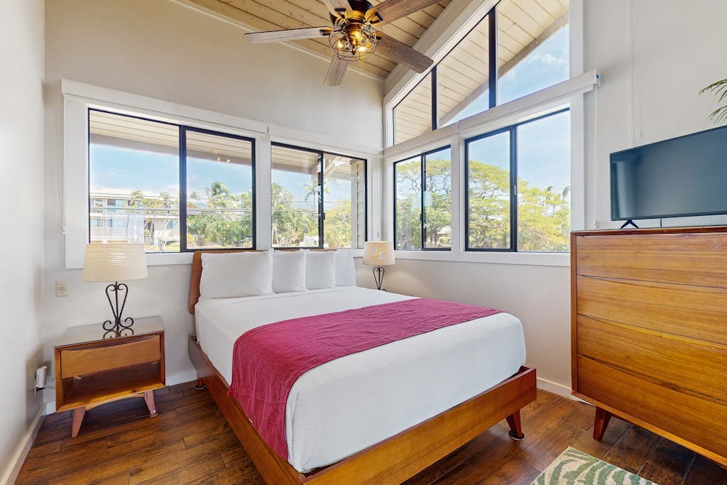 Convenient oceanfront condo with high-speed WiFi & outdoor pool