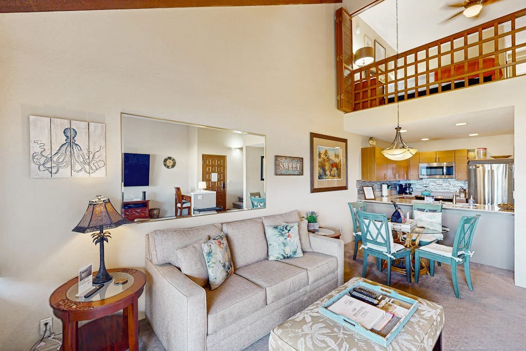 Ocean-view top-floor condo with pool, hot tub, AC - easy walk to beaches
