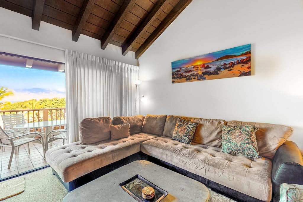 Top-tier getaway with pools, grill & hot tub - the waves await