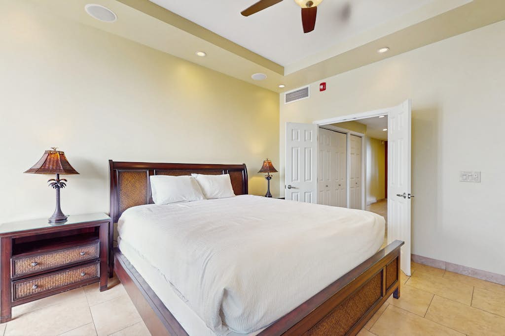 Beachfront condo with ocean-view patio, central ac, pool & beach access