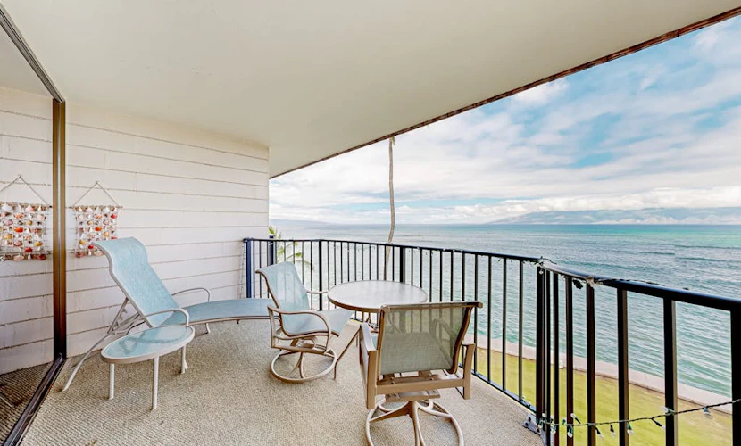 Ocean-view condo with balcony, pool, & sun loungers - walk to beach