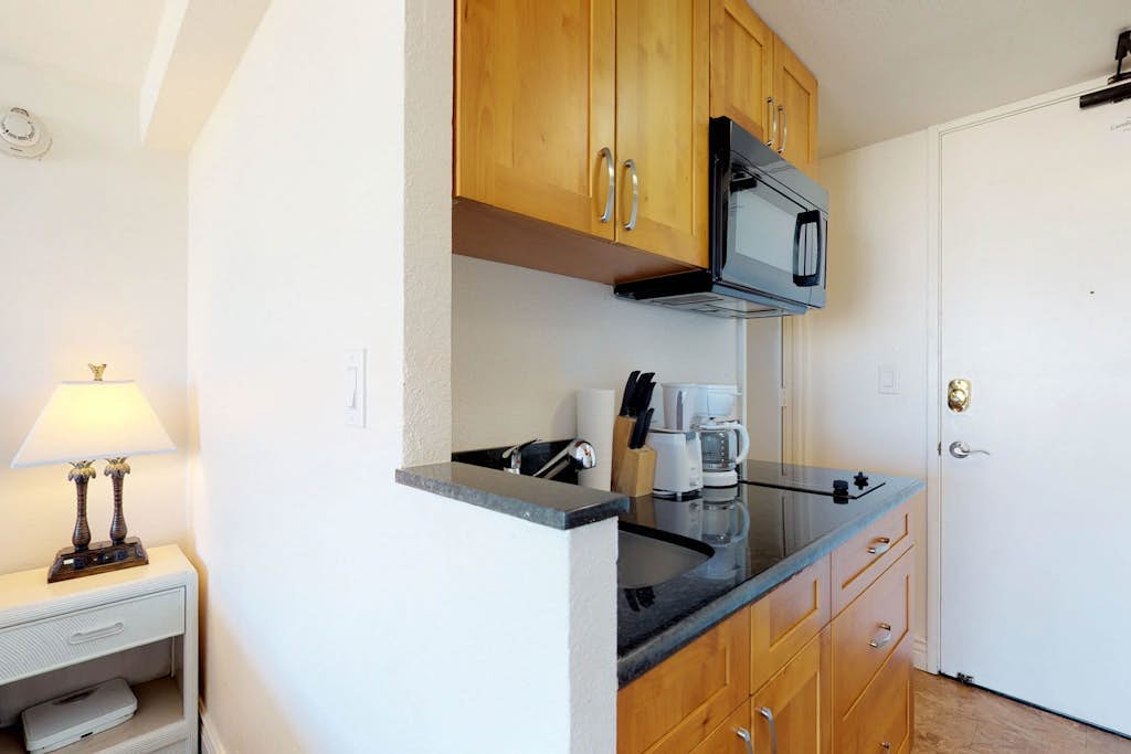 Cozy condo with pool, hot tub, & sauna - private lanai, ocean views