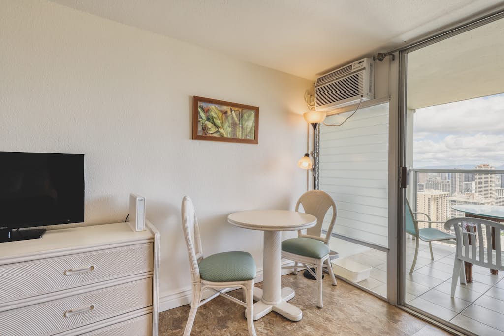 Cozy condo with pool, hot tub, & sauna - private lanai, ocean views