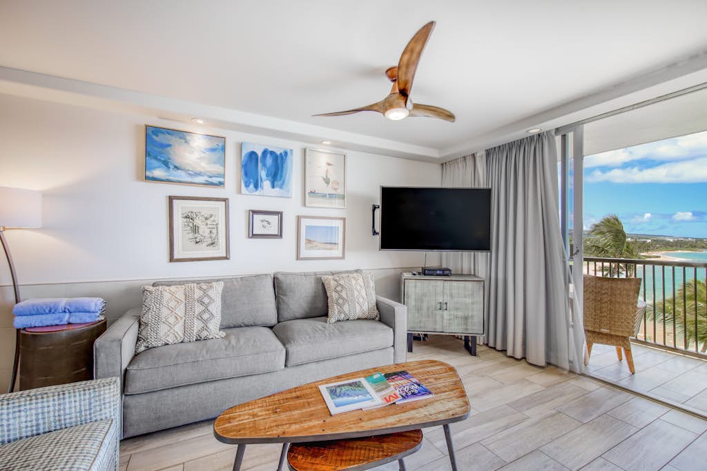 Seventh-floor oceanfront condo with gym, pool & high-speed WiFi