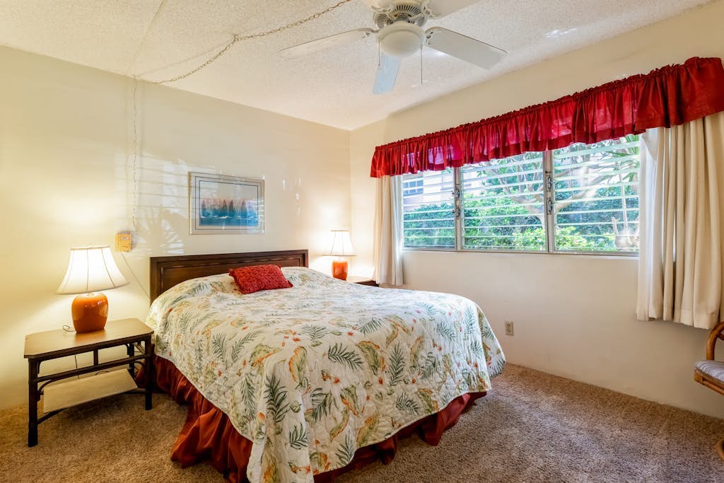 Tropical Oasis with Shared Pool, Garden Lanai, WiFi, Partial AC, and Shared W/D