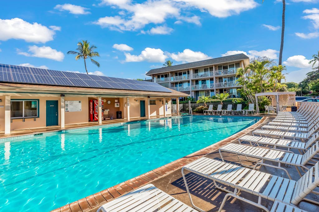 Tropical Oasis with Shared Pool, Garden Lanai, WiFi, Partial AC, and Shared W/D