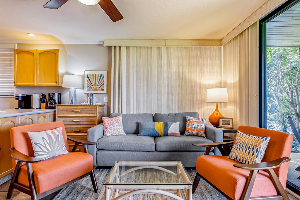Ocean-view condo, ground floor - pool, hot tub, full kitchen & ocean-view lanai