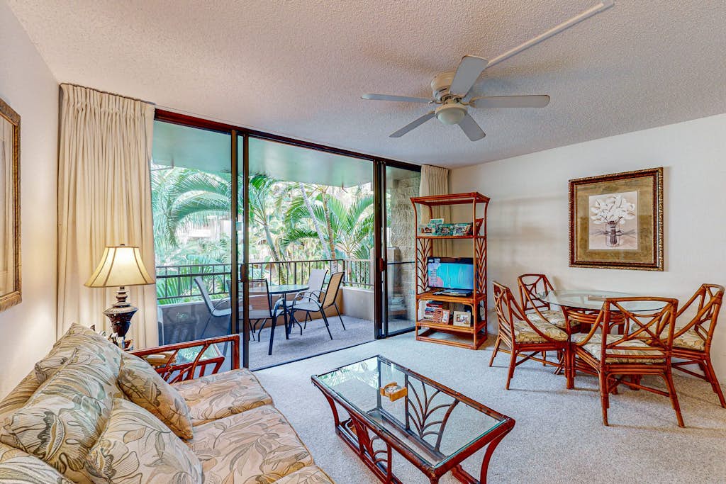 3rd-floor condo in oceanfront complex with WiFi, pool & hot tub