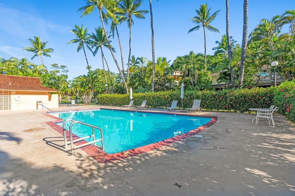 Beachside townhome with AC & 2 pools - Short walk to ocean