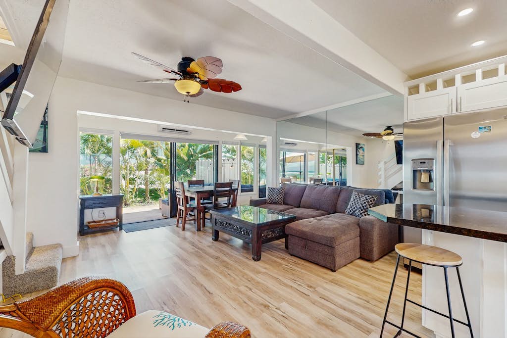 Beachside townhome with AC & 2 pools - Short walk to ocean