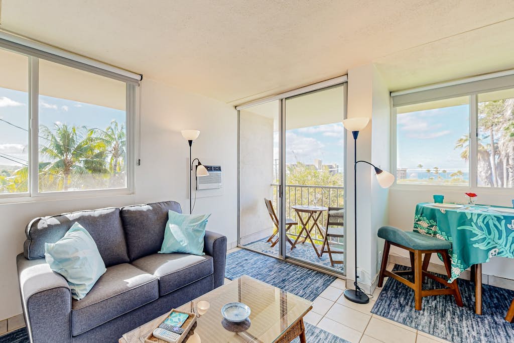 2nd-floor condo with amazing ocean views, private lanai, & updated interior