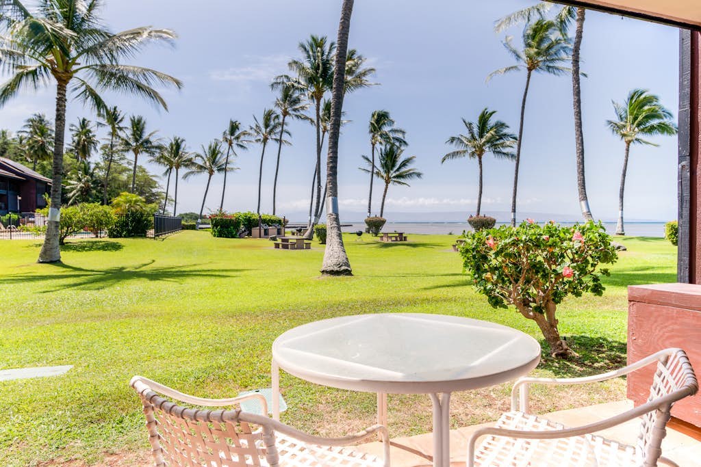 Large, ground-floor condo with outdoor pool, grills, full kitchen & WiFi