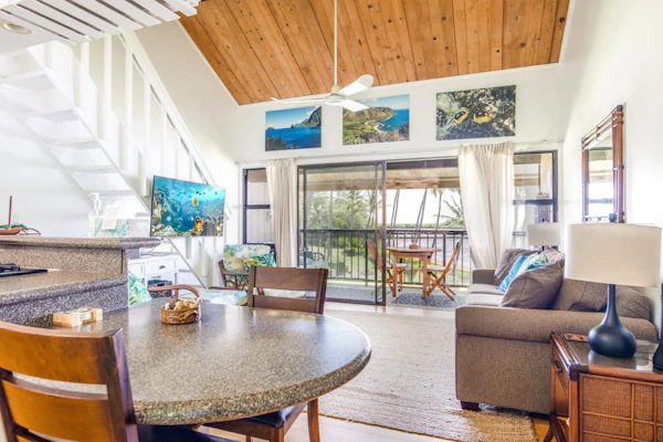 Secluded, third-floor condo with ocean views, WiFi & outdoor pool
