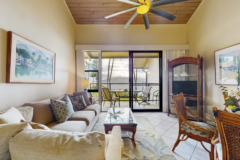 Comfortable condo in oceanfront complex, private lanai, shared pool & BBQ, WIFI
