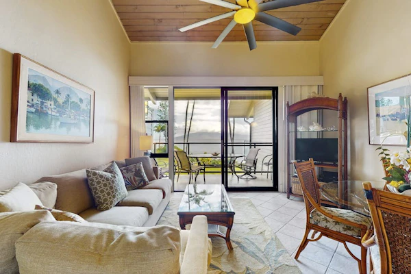 Comfortable condo in oceanfront complex, private lanai, shared pool & BBQ, WIFI