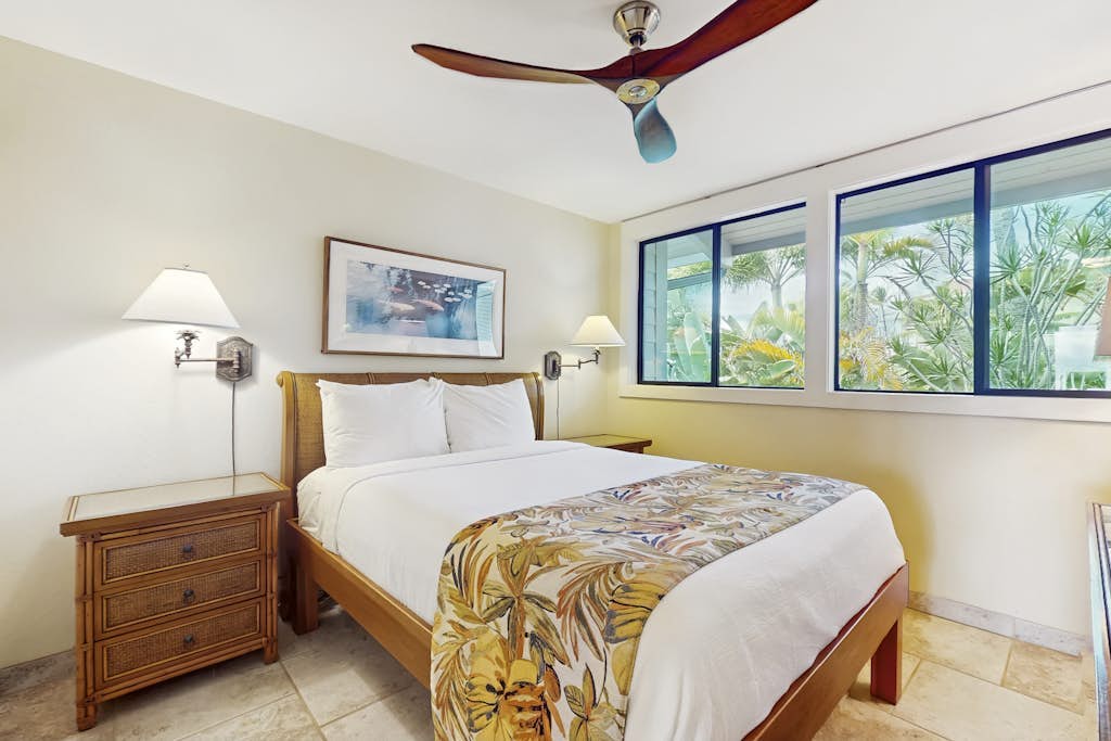 Comfortable condo in oceanfront complex, private lanai, shared pool & BBQ, WIFI