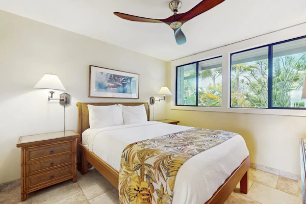 Comfortable condo in oceanfront complex, private lanai, shared pool & BBQ, WIFI