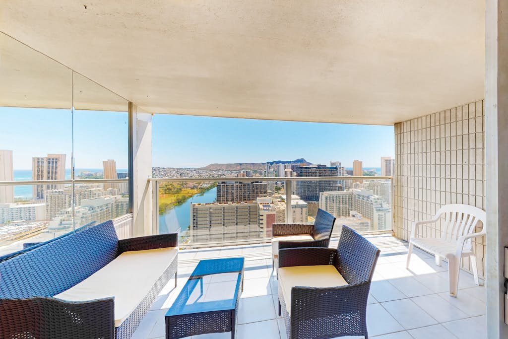 Studio with views of Diamond Head, private lanai, pool & hot tub