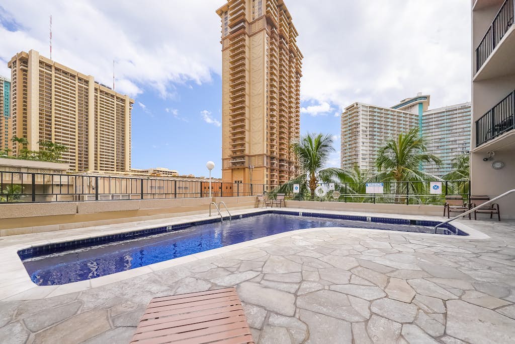 Stylish studio with private balcony & WIFI - steps to Waikiki beaches